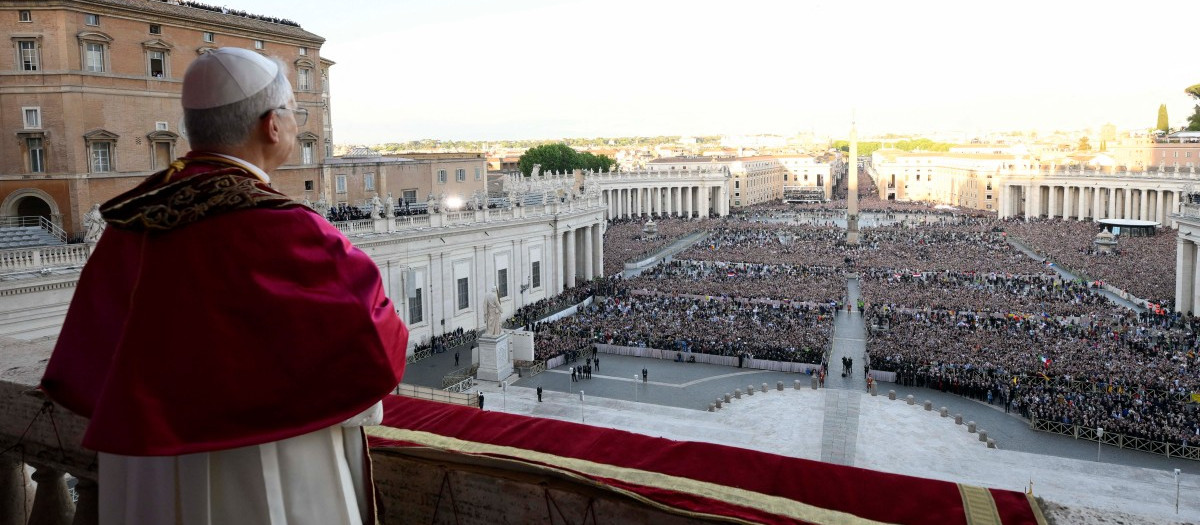 El Recién elegido Papa León XIV, Robert Prevost, dirigiéndose a la multitud desde el balcón principal de la logia central de la Basílica de San Pedro