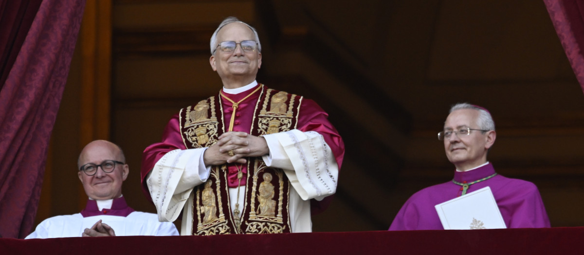 El Papa León XIV durante la bendición Urbi et Orbi