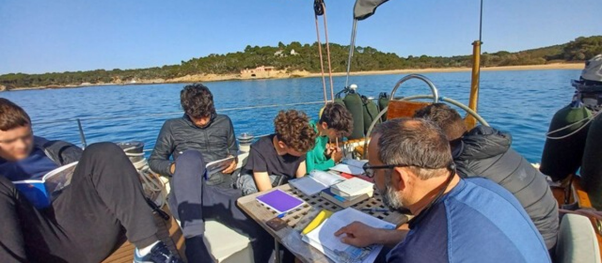 Adolescentes a bordo del velero Ona leen a Homero mientras aprenden a navegar