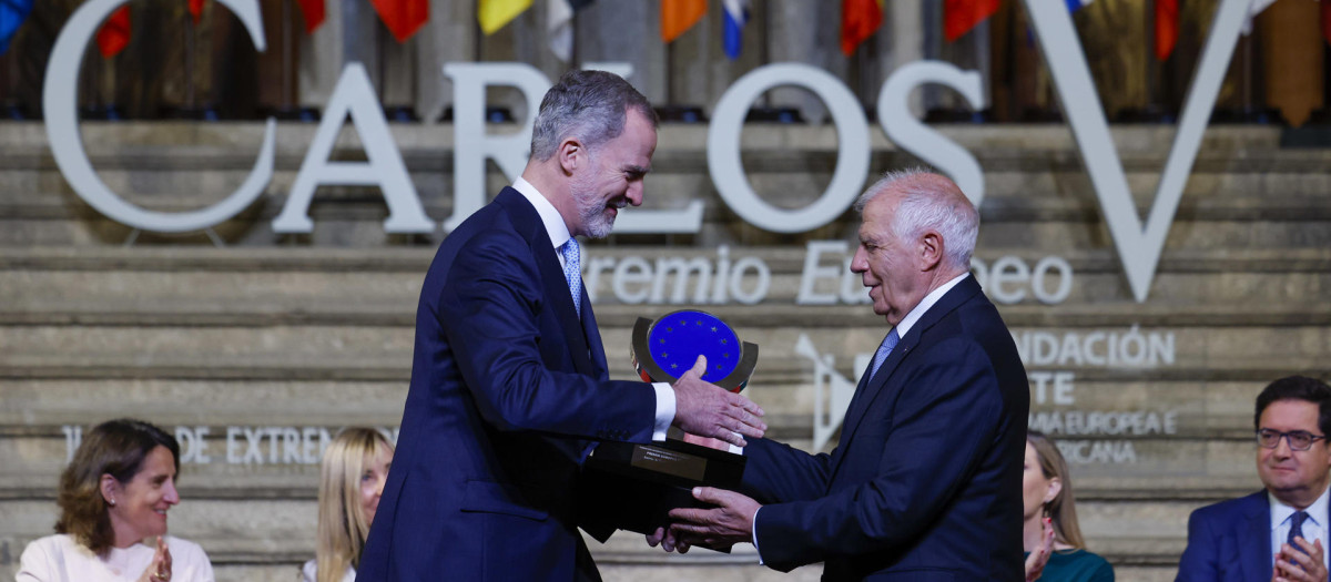 El Rey entrega el Premio Europeo Carlos V a Josep Borrell