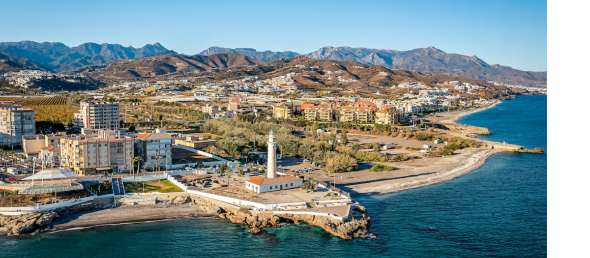 Vista general de Torrox, uno de los mejores destinos para un retiro dorado en la Costa del Sol
