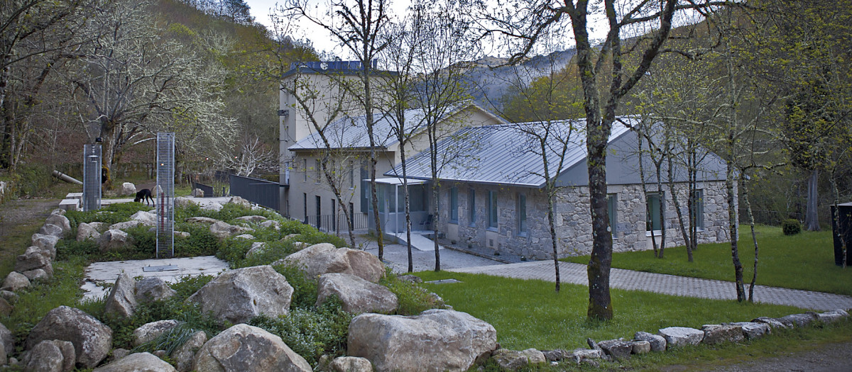 Central hidroeléctrica convertida en albergue