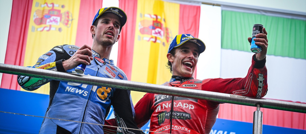 Marc Márquez y Álex Márquez, en un podio tras una carrera de esta temporada