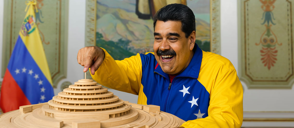 Nicolás Maduro en un montaje con la maqueta del Helicoide que le regalaron y tanto halagó