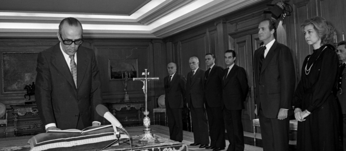 El presidente del Gobierno, Leopoldo Calvo Sotelo, jura su cargo frente al Rey de España Juan Carlos I en febrero de 1981