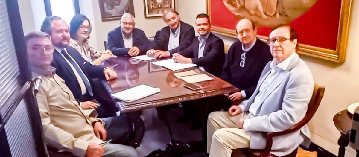 Historiadores reunidos en el Círculo de la Amistad