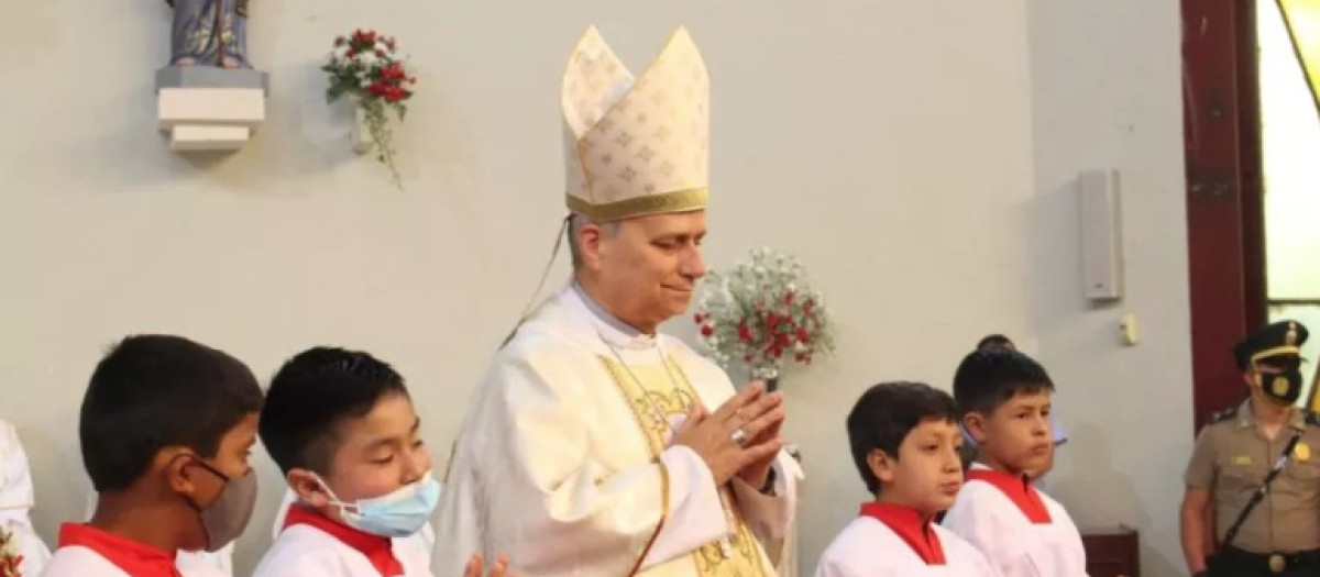 Robert Prevost en una misa con los monaguillos de Chiclayo