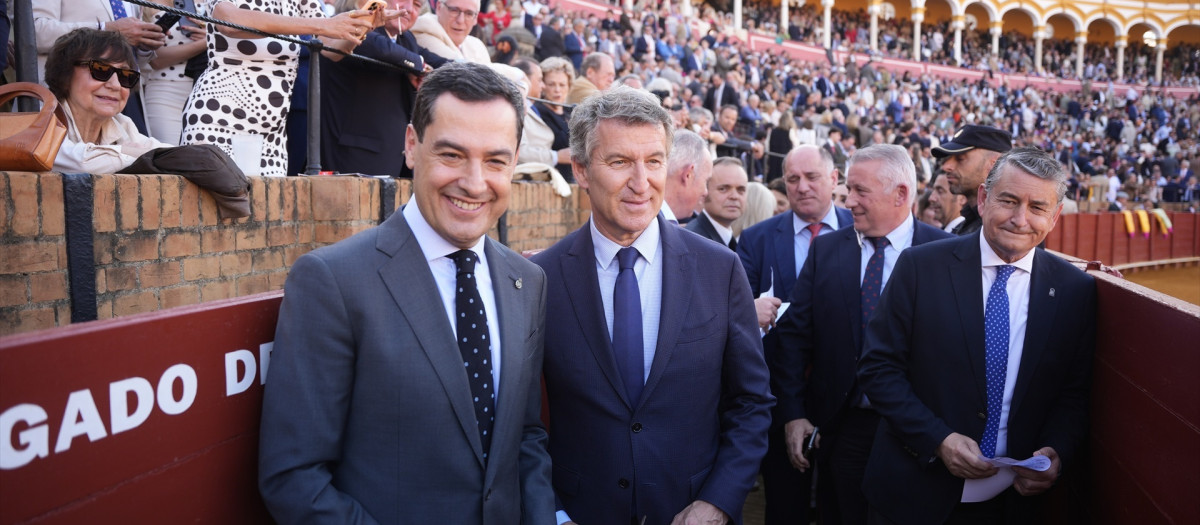 El presidente del PP, Alberto Núñez Feijóo, el presidente de la Junta de AndalucÍa, Juanma Moreno, y el consejero de presidencia , Antonio Sanz
JOAQUIN CORCHERO / EUROPA PRESS
09/5/2025