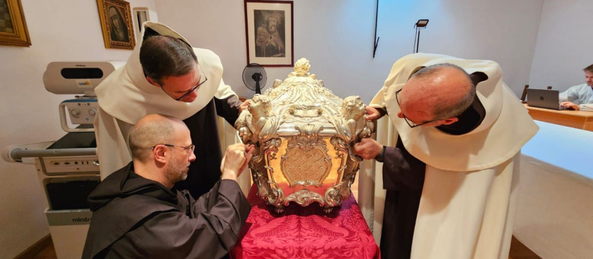 El cuerpo de Santa Teresa de Jesús, que sigue incorrupto casi cinco siglos después de su muerte