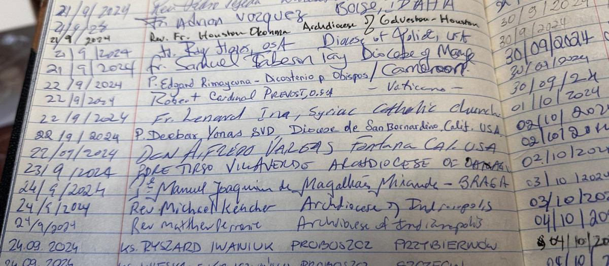 Libro de visitas de la Basílica de Santa Teresa, donde aparece la fecha y el nombre del ahora Papa León XIV