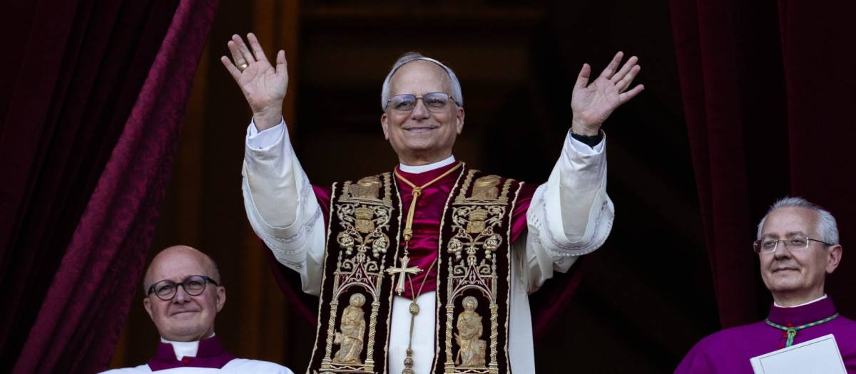 El Papa León XIV en el balcón de la Basílica de San Pedro del Vaticano tras el cónclave.