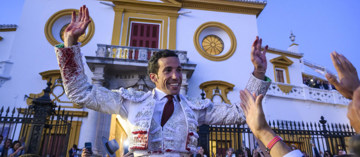 David de Miranda cruza la Puerta del Príncipe de La Maestranza