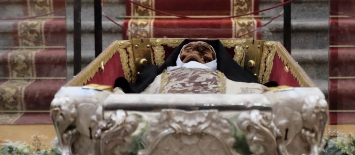 Veneración pública de los restos de Santa Teresa de Jesús en la Basílica de Nuestra Señora de la Anunciación de Alba de Tormes (Salamanca)