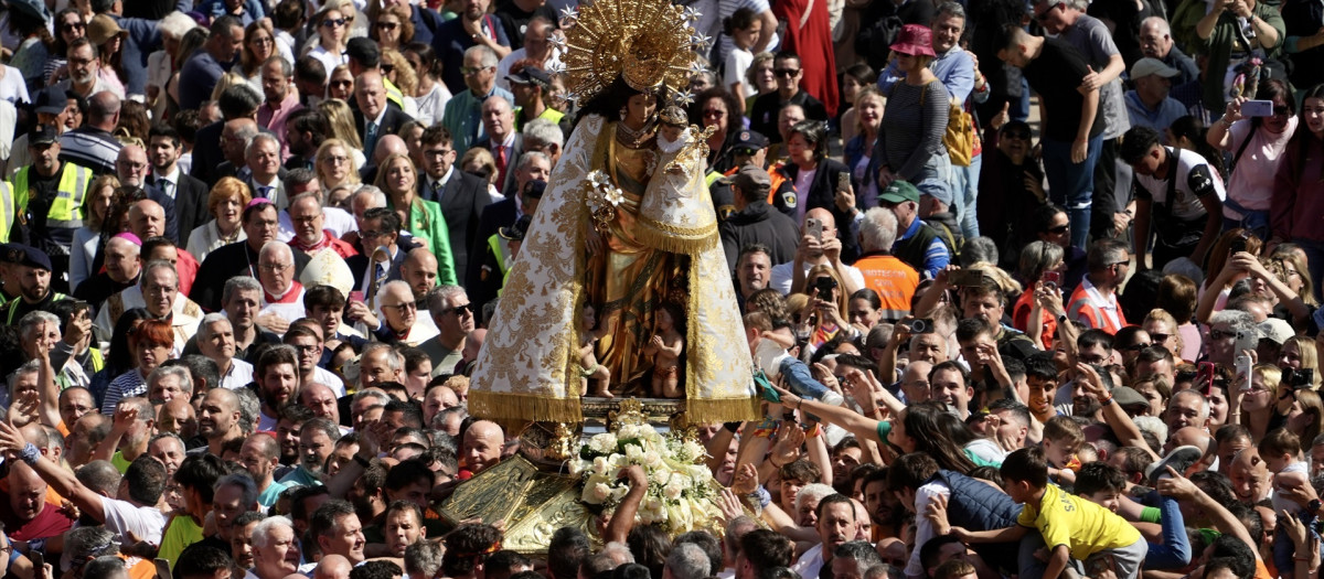 La Virgen de los desamparados durante su traslado