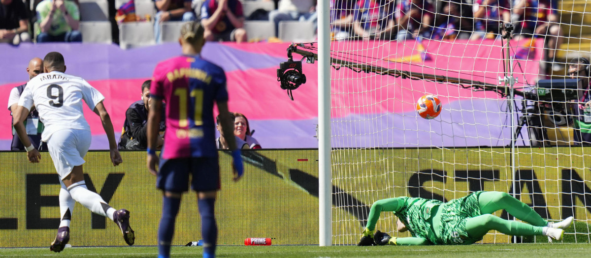 Kylian Mbappé marca el penalti que provocó