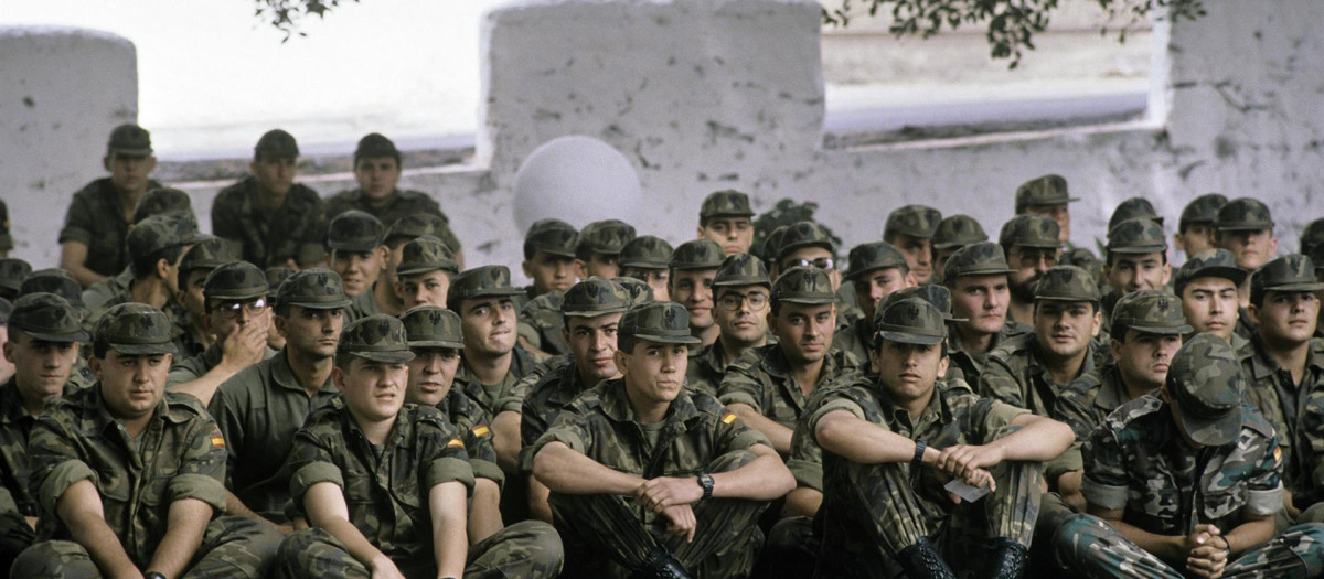 Soldados de reemplazo del Ejército de Tierra reciben instrucción militar en la Base Aérea de Gando (Gran Canaria), marzo 1990