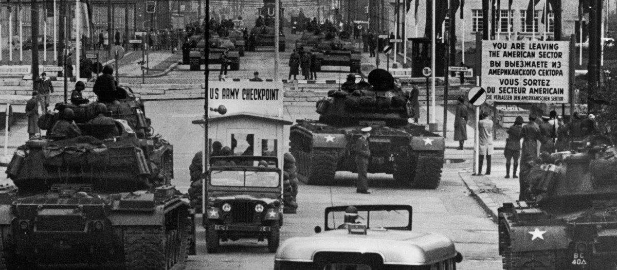 Tanques soviéticos y estadounidenses se enfrentan en el Checkpoint Charlie durante la Crisis de Berlín de 1961