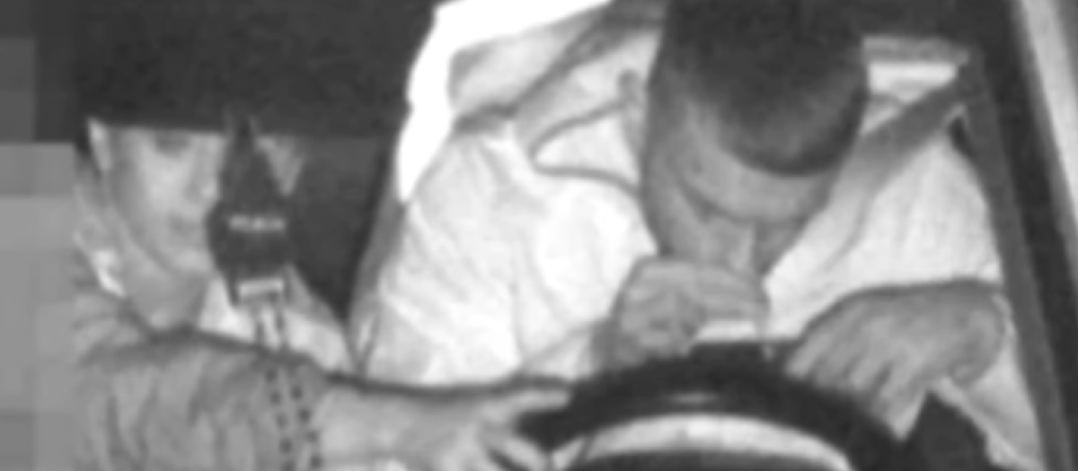 Joven consumiendo cocaína dentro de un coche