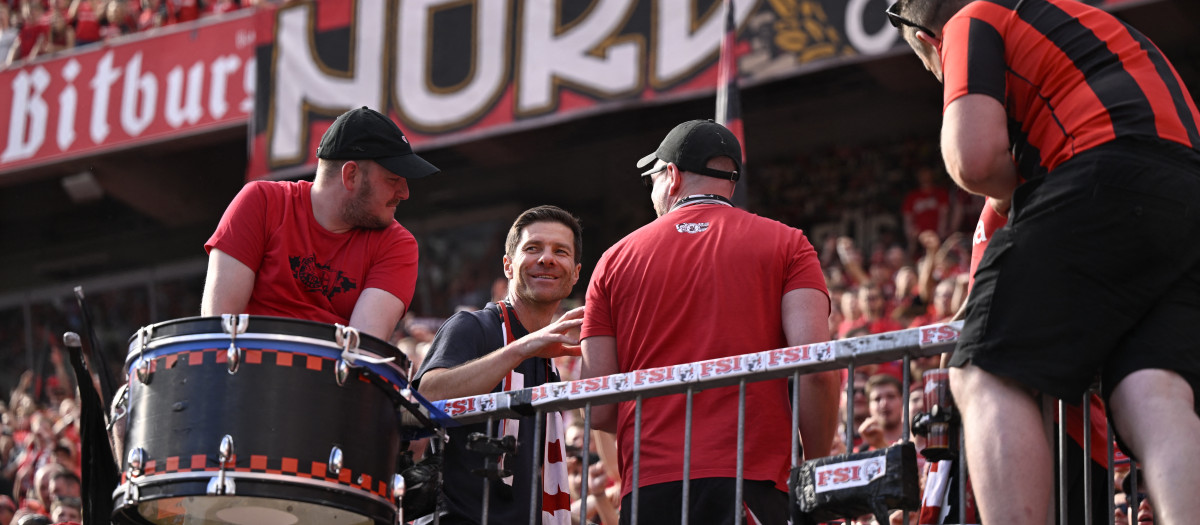 Xabi Alonso se despide de la afición del Bayer Leverkusen