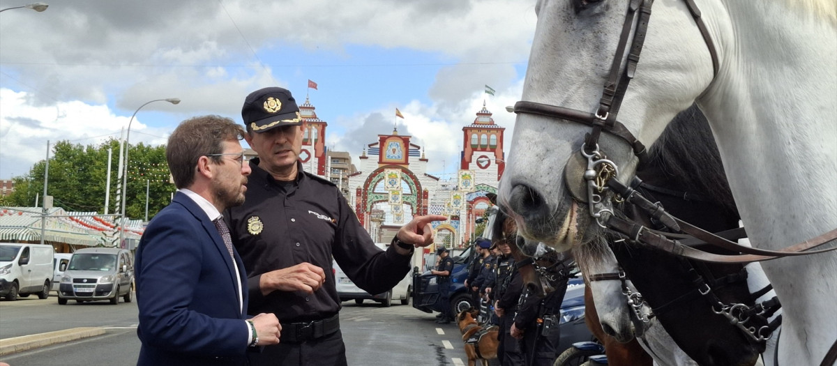El subdelegado del Gobierno conversa con un agente de la Policía Nacional durante la presentación del dispositivo de seguridad para la Feria, con la portada al fondo.
REMITIDA / HANDOUT por SUBDELEGACIÓN DEL GOBIERNO
Fotografía remitida a medios de comunicación exclusivamente para ilustrar la noticia a la que hace referencia la imagen, y citando la procedencia de la imagen en la firma
05/5/2025