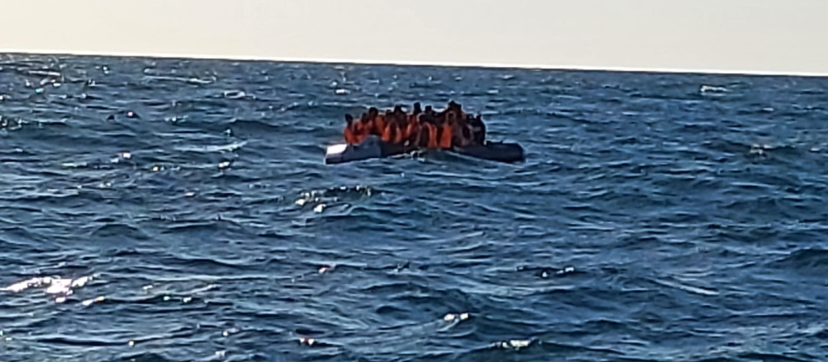 Embarcación neumática con una veintena de migrantes rescatada por Salvamento Marítimo en Cádiz