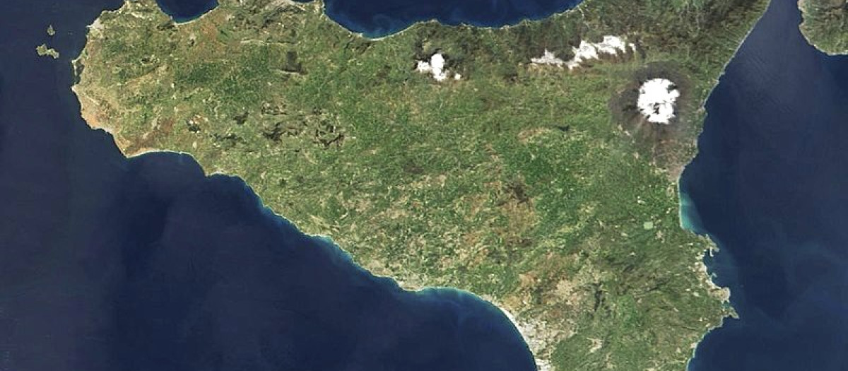 Isla italiana de Sicilia vista desde satélite