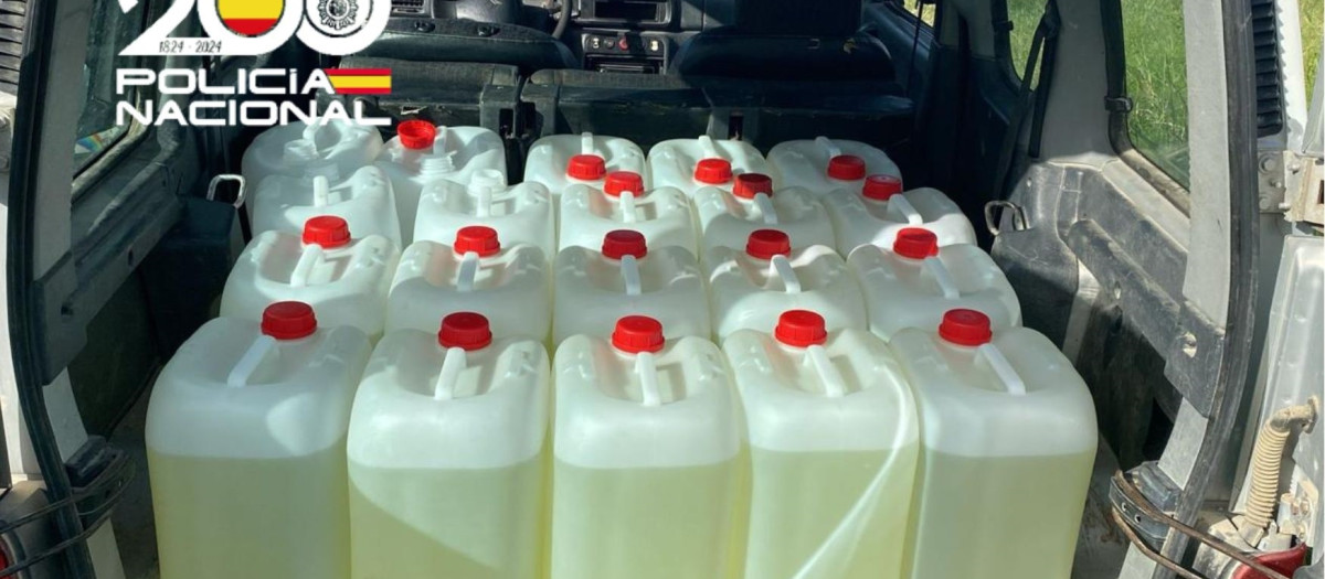 Gasolina intervenida para el abastecimiento de narcolanchas.