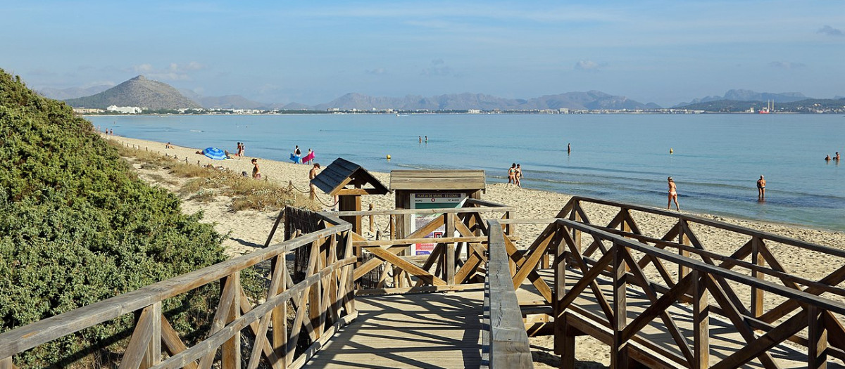 Pasarelas de acceso a la playa de Muro.