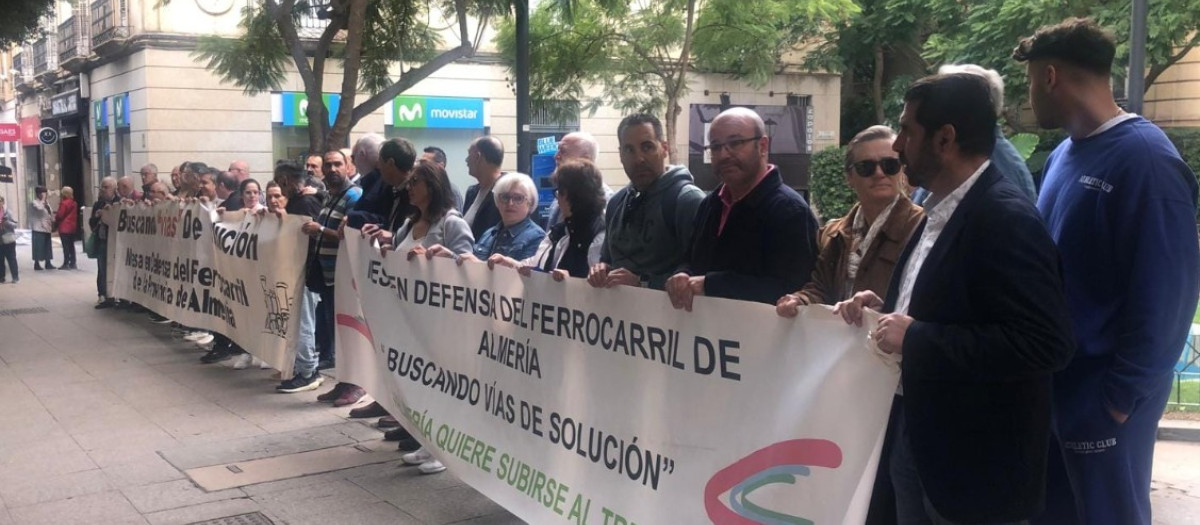 Manifestantes exigen una solución para los problemas del tren en Almería