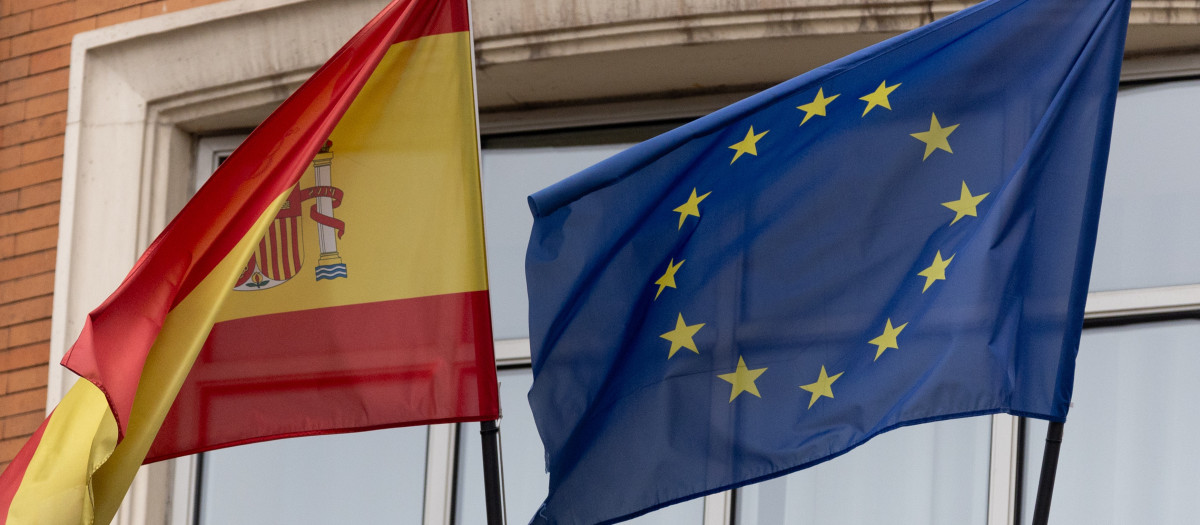 Imagen de archivo de una bandera de la Unión Europea junto a una bandera de España