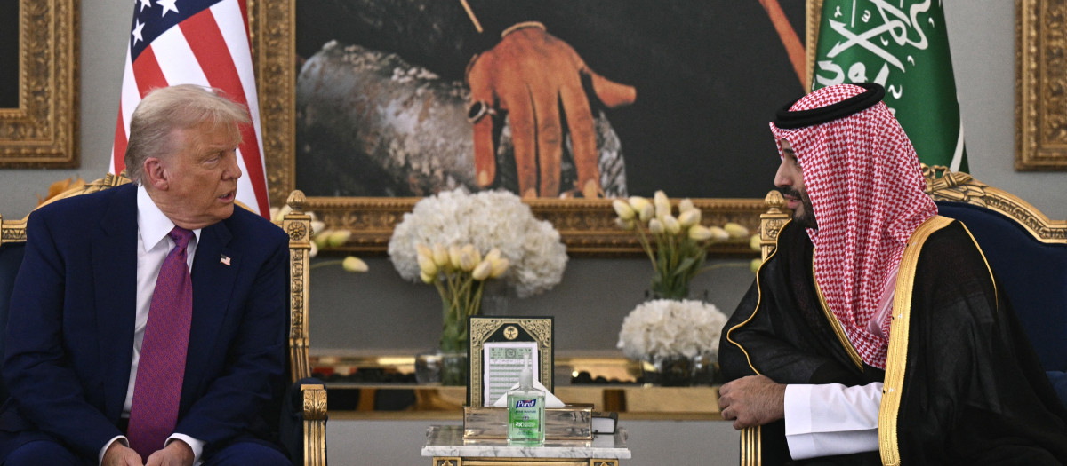 El príncipe heredero saudí, Mohammed bin Salman (der.), se reúne con el presidente estadounidense, Donald Trump, en Riad