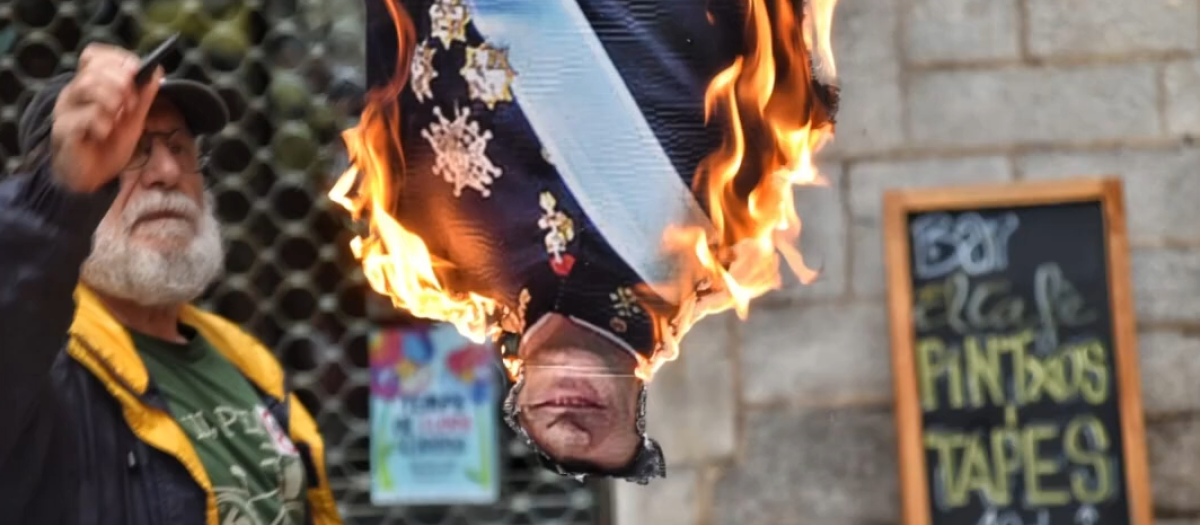 Un momento de la quema del muñeco del Rey Felipe VI en Gerona este lunes