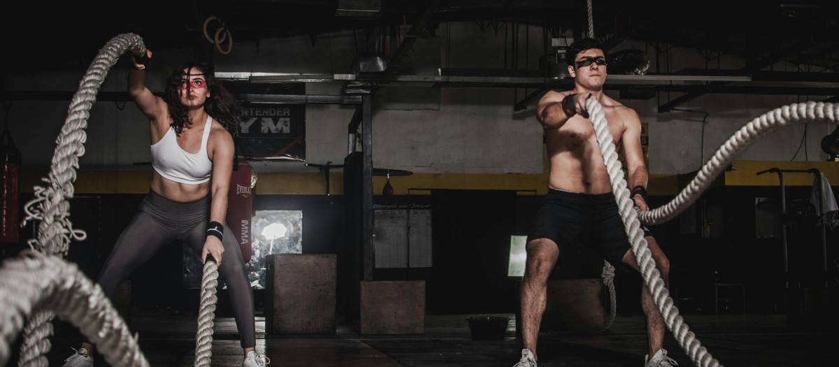 personas haciendo crossfit