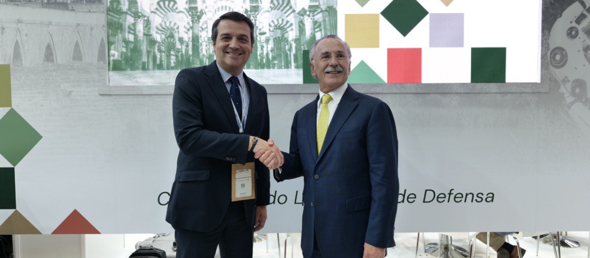 El alcalde de Córdoba, José María Bellido, y el presidente del grupo Oesía, Luis Furnells, en Feindef