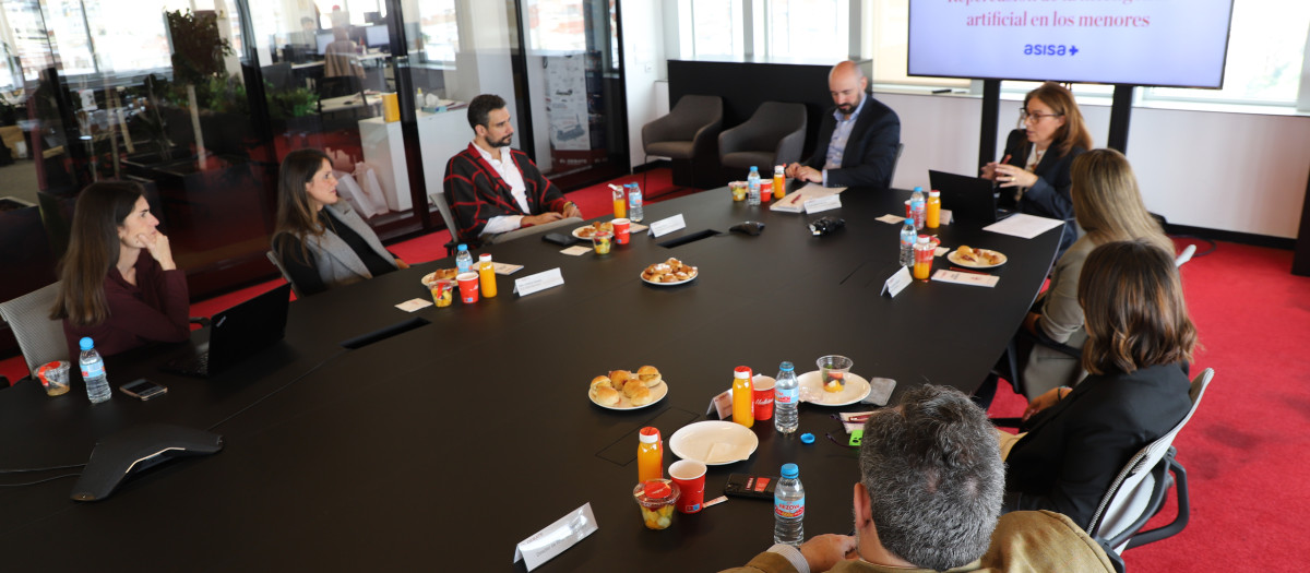Un momento de la mesa redonda con los expertos de HLA