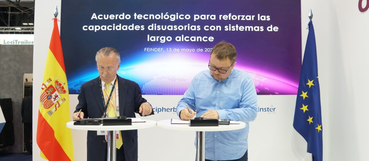 Firma del acuerdo entre el presidente de Oesía, Luis Furnells, y el de Destinus, Mikhail Kokorich