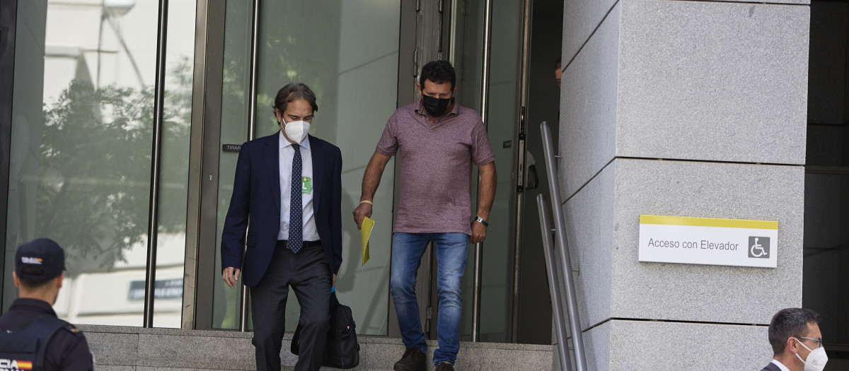 (Foto de ARCHIVO)
El patrón del ‘Villa de Pitanxo', Juan Padín (d-morado), a su salida tras declarar en la Audiencia Nacional, a 6 de junio de 2022, en Madrid (España). Se trata de las primeras declaraciones de los tres supervivientes del naufragio del pesquero gallego 'Villa de Pitanxo', que se hundió a 450 kilómetros de la costa de Terranova (Canadá) el pasado 15 de febrero dejando un saldo de 21 fallecidos, de los 24 marineros. Estas primeras diligencias giran en torno a la declaración del patrón del barco, imputado por "al menos 21 delitos de homicidio por imprudencia grave y contra los derechos de los trabajadores".
Jesús Hellín / Europa Press
06 JUNIO 2022;LA PALMA;VOLCAN;DESTRUCCIÓN;LAVA;CASAS;EXILIO;CANARIAS;RECONSTRUCCIÓN;APOYO;ISLA
06/6/2022