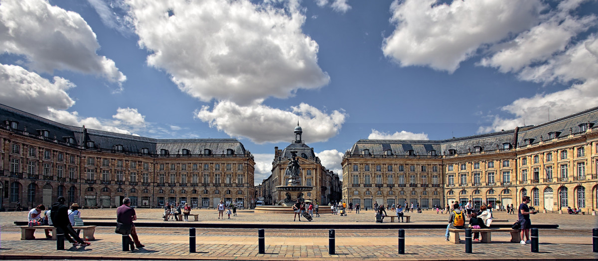 Plaza de la Bolsa en Burdeos (Francia).