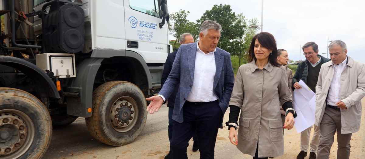 La consejera de Vivienda y Planificación de Infraestructuras, María M. Allegue, y el alcalde de Sanxenxo, Telmo Martín