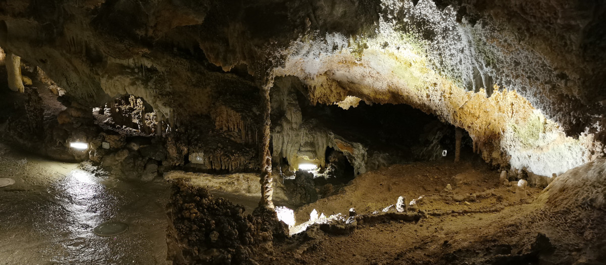 Interior de las Grutas de Cristal.