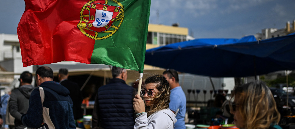 Un miembro de Chega! con una bandera portuguesa