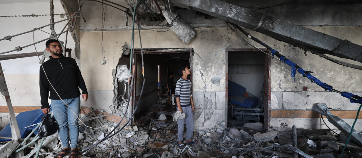 Palestinos inspeccionan la destrucción dentro del hospital Nasser en Khan Yunis, al sur de la Franja de Gaza