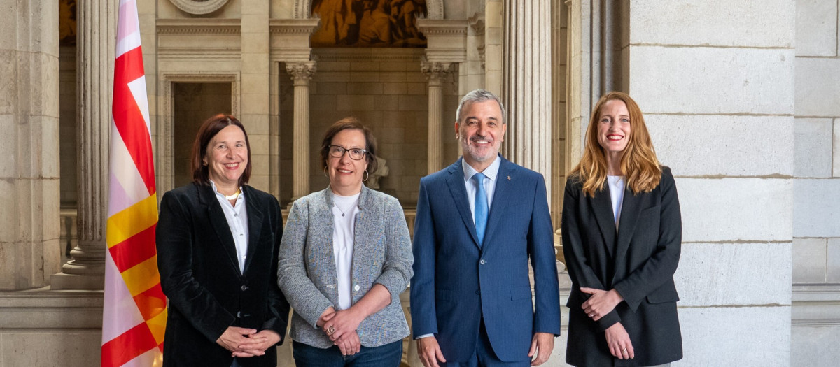 La comisionada de Acción Social de Barcelona Sonia Fuertes; la teniente de alcaldía, Raquel Gil; el alcalde de Barcelona, Jaume Collboni, y la nueva comisionada de Promoción Económica, Nadia Quevedo.