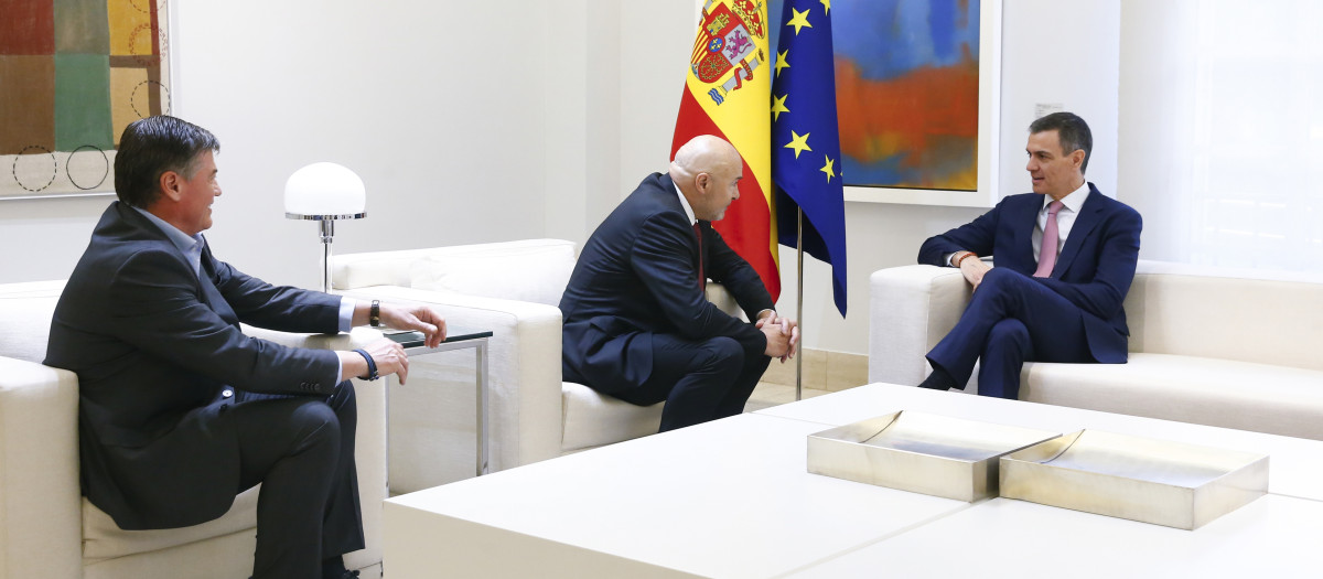 De izda a dcha: el presidente de Pimec y vicepresidente de Conpymes, Antoni Cañete; el presidente de Conpymes, José María Torres, y el presidente del Gobierno, Pedro Sánchez