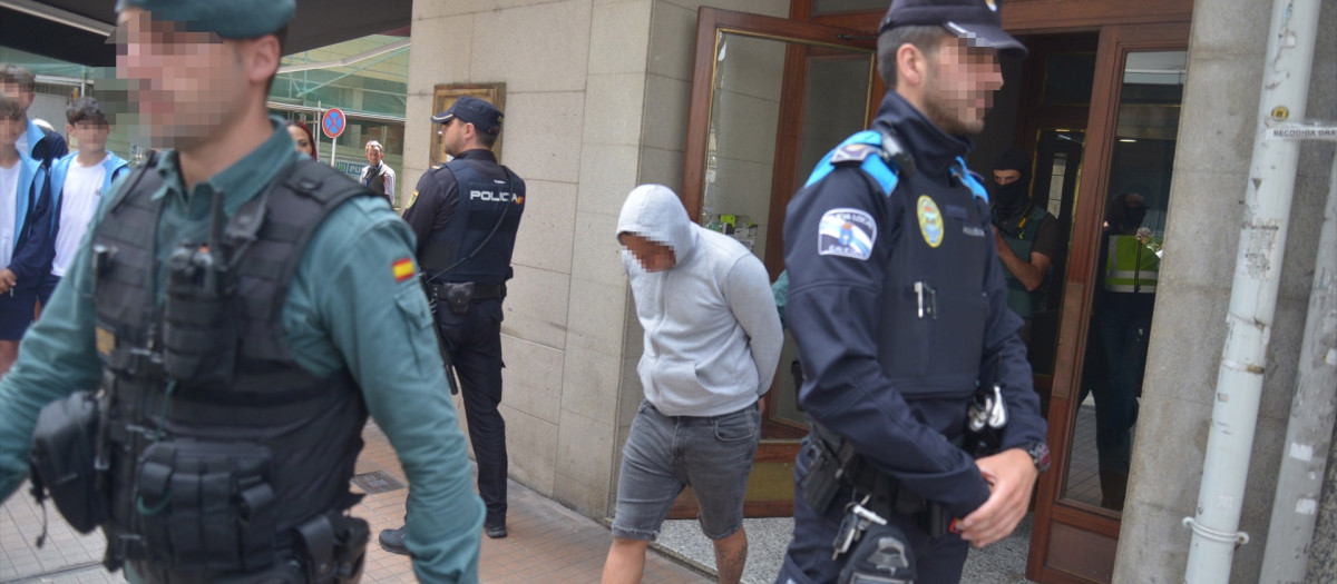 Un agente de Guardia Civil y uno de Policía Local delante de un detenido en Pontevedra