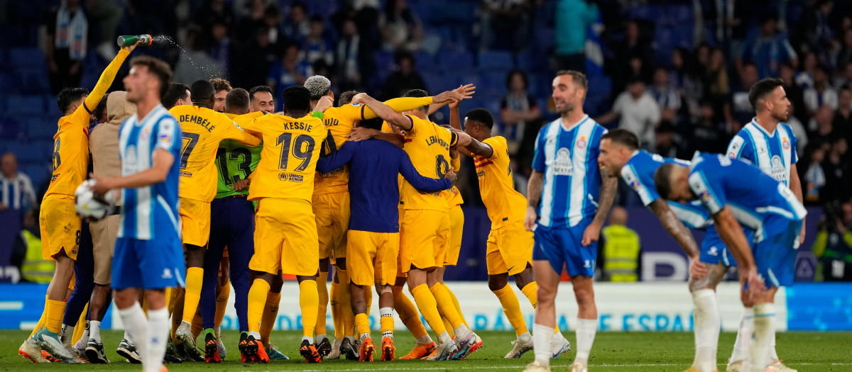 Los futbolistas del Barça celebran el título de Liga ante el Espanyol en 2023