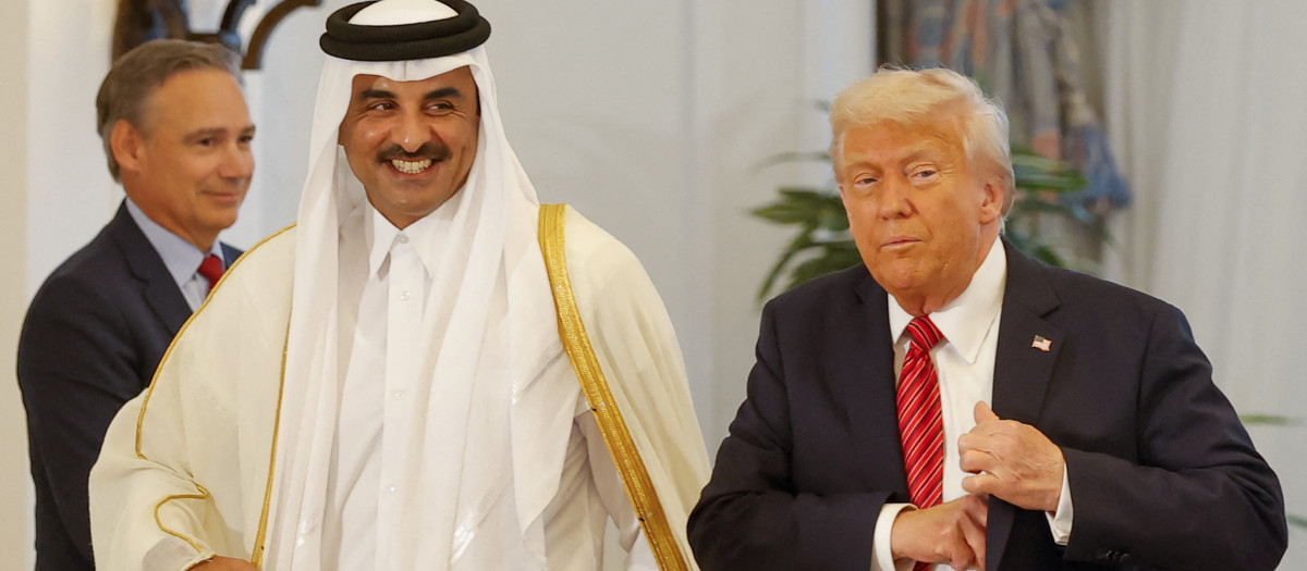 El emir de Qatar, el jeque Tamim bin Hamad al-Thani (izq.), y el presidente de Estados Unidos, Donald Trump, se marchan tras una ceremonia de firma en el Palacio Real de Doha,