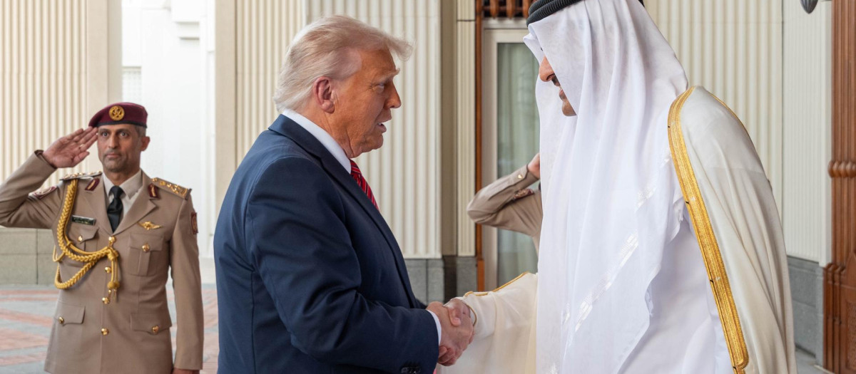 El presidente de EE.UU. Donald Trump saluda al emir de Qatar Tamim bin Hamad Al Thani