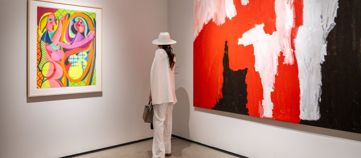 Una visitante en la feria de arte TEFAF Nueva York