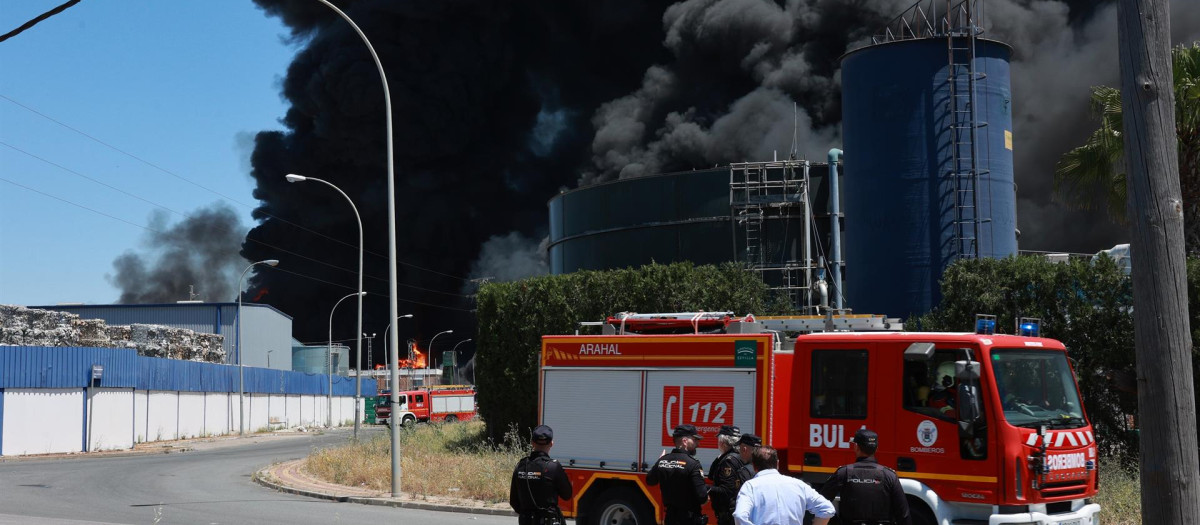 Columna de humo como consecuencia del incendio en una nave de productos químicos de Alcalá